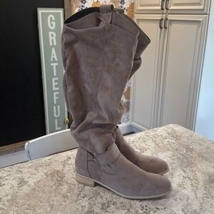 👢 Taupe Slouch Boots
